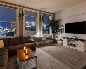 Downtown Dream 2br w/ City Views 2 blocks to Court - Des Moines - Living room