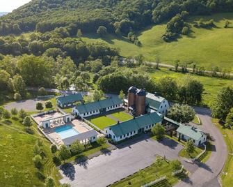Charming Getaway Steps to Swimming Pool, Hot Tub and more! - Warm Springs