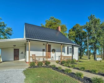 Lovely Pembroke Retreat w/ Beautiful Patio! - Oak Grove - Building