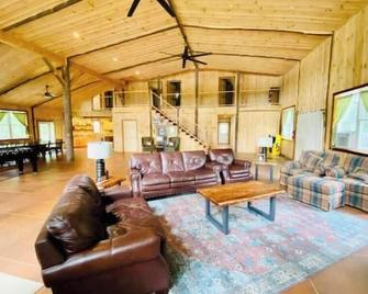 Massive 5 Bed Waterfront Cozy Cabin Getaway! - Dixon - Living room