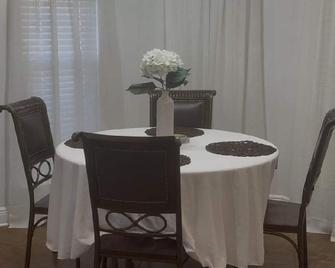 Charming 3-bedroom house with WiFi, AC in delightful New Orleans, pool, safe - New Orleans - Dining room