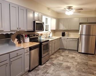 Cozy Fayetteville Home - King Bed - Sleeps 5 - Near Downtown - Fayetteville - Keuken