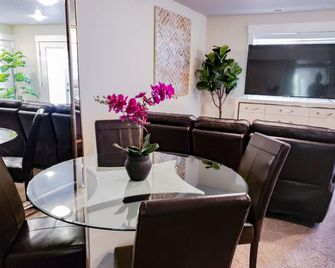 30% Off, Ski Dream Sleeps 14 In Comfort! 2 Dedicated Hottubs,bbq,5 Min To Dwntwn - Ogden - Dining room