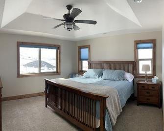 Located On The Quiet Hillside With Majestic Views Of The Mountains And Valleys - Lava Hot Springs - Bedroom