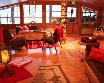 Isokenkäisten Klubi - Wilderness Lodge - Kiviperä - Aula
