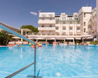 Hotel Ca' Di Valle - קאבאלינו טרפורטי - בריכה