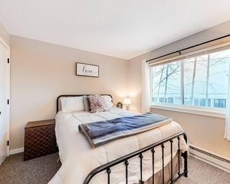 Ski-in/out condo with a pool, tennis & fast WiFi - Sachem Trail at Okemo - Ludlow - Bedroom
