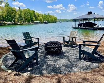 Fall/Winter Specials! Brand New 6BR/6BA lakefront. Flat lot/firepit/ pool table! - Seneca - Patio
