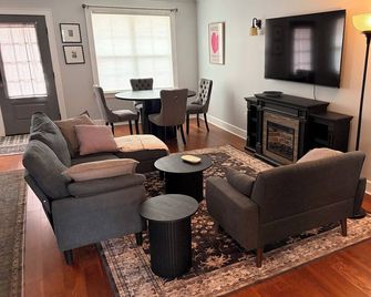 Cozy 2 bedroom stand alone Quonset Hut in Mineral Point. One of a kind! - Mineral Point - Sala de estar