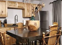 Sunset Suite is a charming studio centrally located to many desired areas in WV - Summersville - Dining room