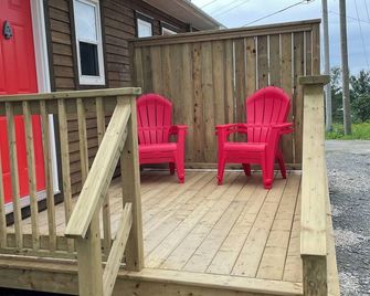 Buoy & Arrow Restaurant and Suites - Rocky Harbour - Patio