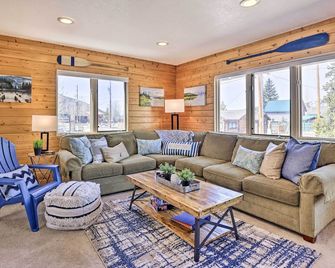 Near Dtwn: Grand Lake Home w/ Marina Access - Grand Lake - Living room