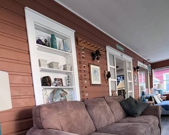 Big DECK Cottage, 3-min walk to BEACH- 4 bdrms, 1.5 baths 7 beds, parking 3 cars - Grand Bend - Living room