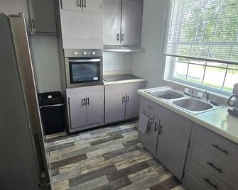 Charming newly renovated 2-bedroom house with AC, WiFi in nice neighborhood - Danville - Кухня