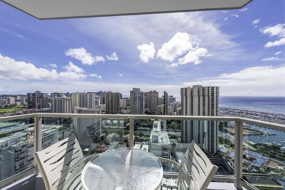 Refurnished! 33rd Floor Rare Executive Suite 2br/2.5ba W/Kitchen & Laundry - הונולולו - מרפסת