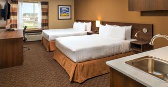 Microtel Inn & Suites by Wyndham Red Deer - Red Deer - Bedroom