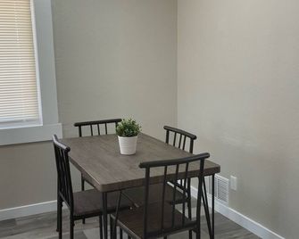 Cheerful updated 3bed room house - דנבר - חדר אוכל