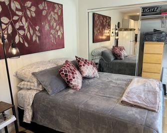 Studio - An Easy Stroll to the Glendora Village - Glendora - Bedroom
