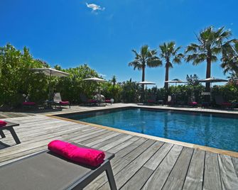 جولف أوتل - بورتو-فيكيو - حوض السباحة