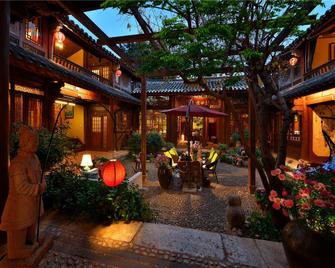 Blossom House Lijiang Zhimeng Yard - Lijiang - Patio