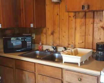 Cozy Two Bedroom Log Cabin On The Chena River Near Town. - Fairbanks - Kitchen