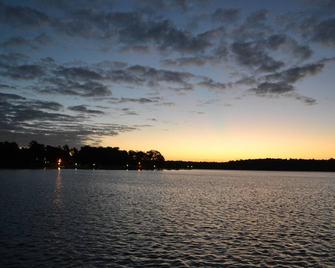 Taw Caw Creek Waterfront, Dock, Sandy Beach, Minutes To Big Water! No Pets - Summerton - Outdoors view