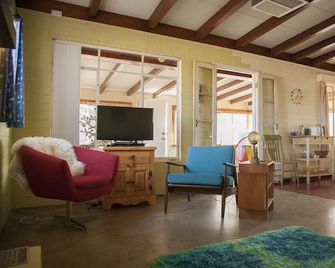 Midcentury Desert Escape - Twentynine Palms - Huiskamer
