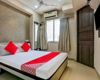 OYO Flagship Nishita Annex Near Western Express Highway Metro Station - Mumbai - Bedroom