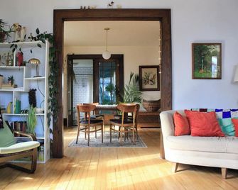 Bright, spacious, historic home in downtown Viroqua. - Viroqua - Living room