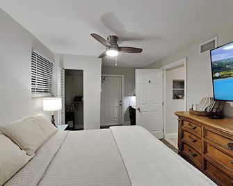 Miami Townhouse with Patio, Gazebo, Free Parking, centrally located - Miami - Bedroom