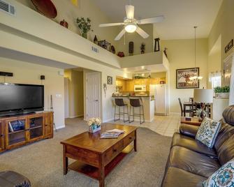Mesquite Condo with Community Pool and Hot Tub! - Mesquite - Living room