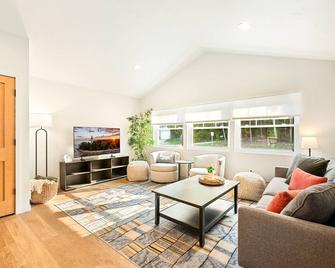 New Baileys Harbor Home, 1 block DT with Huge Yard - Baileys Harbor - Huiskamer