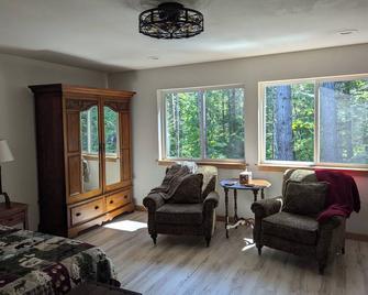 Bugling Elk Bungalow - Packwood - Living room