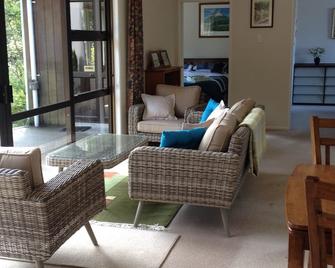Guest wing in beautiful sheltered garden close to beach - Gisborne - Wohnzimmer