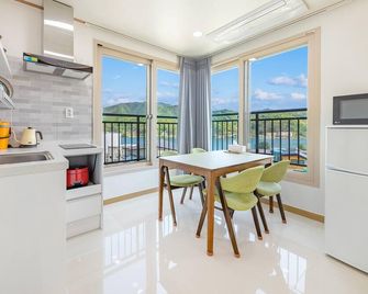 Gapyeong Nami Island Pig Dream Spa Pension - Gapyeong - Dining room