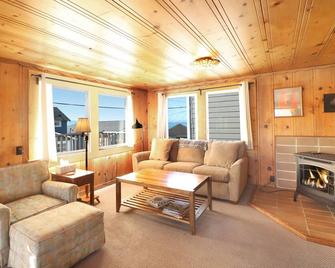 Seaside Serenity: 3-Bedroom Cottage Steps from the Beach! - Dillon Beach - Living room