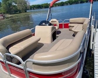 Lakehouse With Pontoon, Deck, Firepit, Paddle Boards, Grill & More Included!! - Valparaiso - Balkón