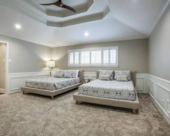 High Demand Private VIP with Heated Pool and Spa! - Dallas - Bedroom