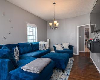 Deluxe Home near Churchhill Downs and University of Louisville - Louisville - Living room