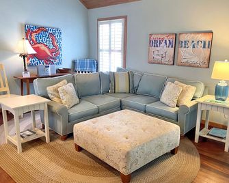 Cabana II: Perfect getaway for two that offers a shared pool - Ocracoke - Sala de estar