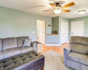 Brooklyn Cottage with Dock - Steps To Wamplers Lake! - Tipton - Sala de estar