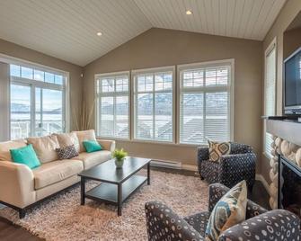 Gorgeous View, 4 bedrooms, 3 bathrooms with boat slip - Osoyoos - Living room