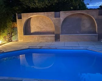 Rural oasis retreat in AONB with private pool and hot tub, - 칠햄 - 수영장