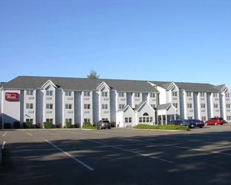 Stay Beyond Inn & Suites - Elma - Edificio