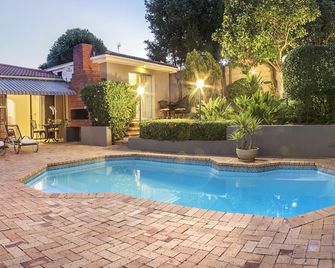 Maroela House Guest Accommodation - Bellville - Pool