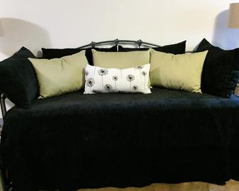 \'Thirties\' Apt at Ozark Highlands Farm - Carthage - Living room