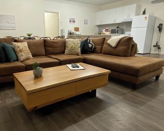 Roantree House - Portland - Living room