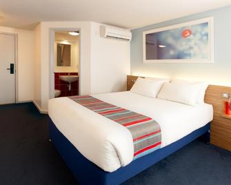 Travelodge Cardiff Atlantic Wharf - Cardiff - Bedroom