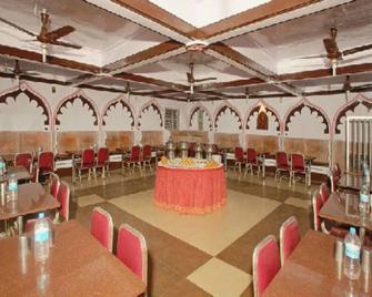 Royal Hotel - Matheran - Matheran - Restaurant