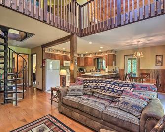 Lake Placid Chalet Deck and Forest Views! - Lake Placid - Living room
